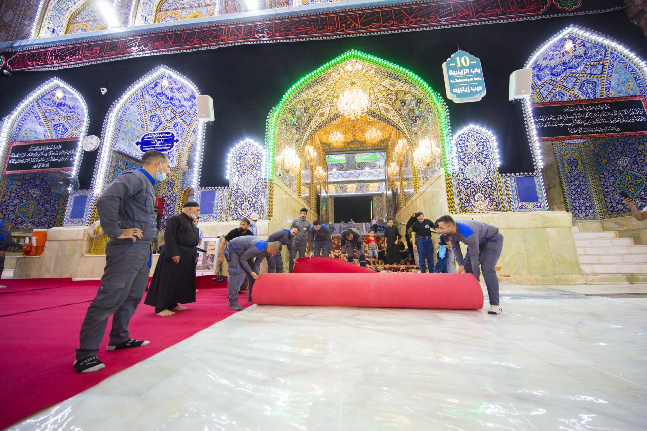 پهن کردن موکت قرمز در حرم امام حسین(ع)