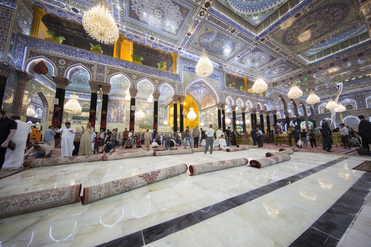 پهن کردن موکت قرمز در حرم امام حسین(ع)