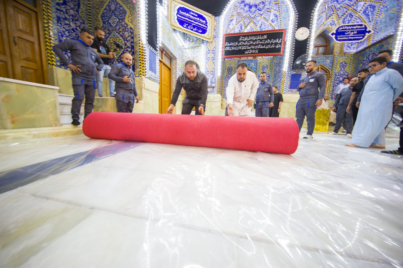 پهن کردن موکت قرمز در حرم امام حسین(ع)