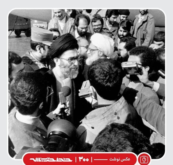 تصویری قدیمی از رهبرانقلاب در جمع خبرنگاران