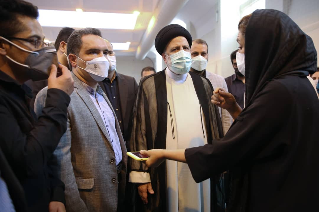 بازدید سرزده رئیسی از بخش کرونایی