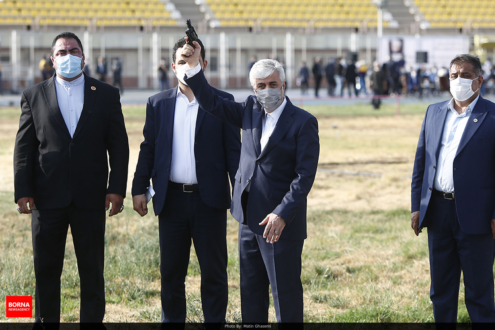 عکس/ وزیر رئیسی اسلحه به دست شد