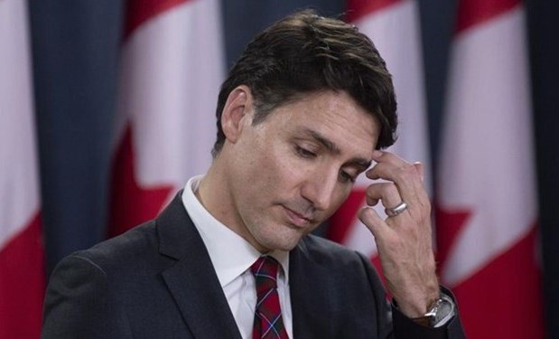 تحقیر ترودو در تجمع انتخاباتی با پرتاب سنگ به سمت وی تحقیر ترودو در تجمع انتخاباتی با پرتاب سنگ به سمت وی