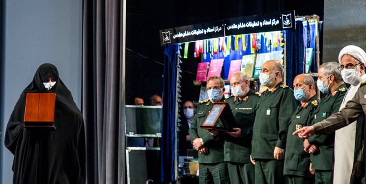 تجلیل از 11 خانواده سردار سپاه که آسمانی شدند تجلیل از 11 خانواده سردار سپاه که آسمانی شدند