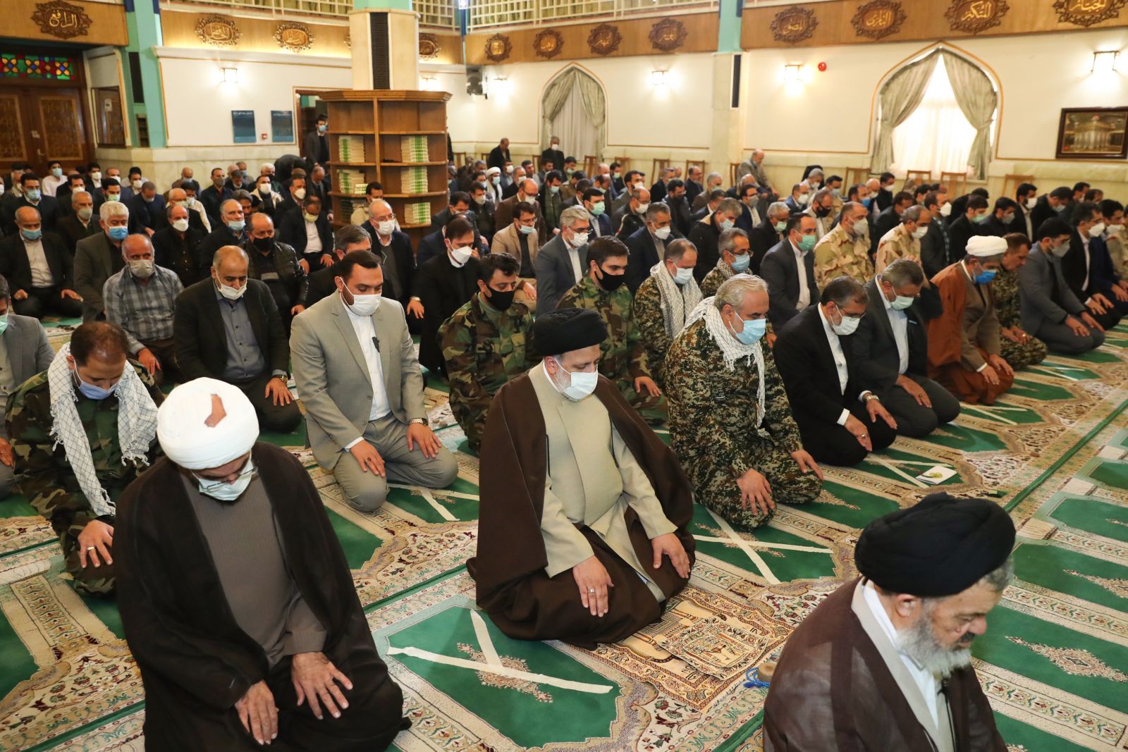 عکس/ اقتدای رئیسی به امام جماعت نهاد