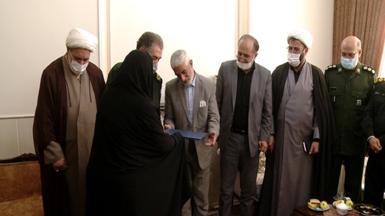 تجلیل از ۱۰ خانواده شهیدمدافع حرم و دفاع مقدس استان قم تجلیل از ۱۰ خانواده شهیدمدافع حرم و دفاع مقدس استان قم