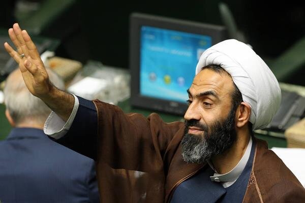نقدعلی:هم گروه شدن با استکبار جهانی و روباه پیر را به فال نیک می‌گیریم