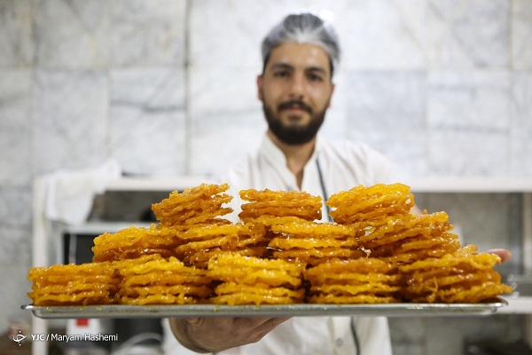 تصاویر/تهیه زولبیا و بامیه مخصوص ماه رمضان تصاویر/تهیه زولبیا و بامیه مخصوص ماه رمضان