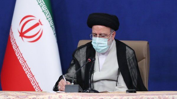 مرحوم ری‌شهری در سنگرهای مختلف، خدمات ارزنده‌ای به انقلاب اسلامی داشت