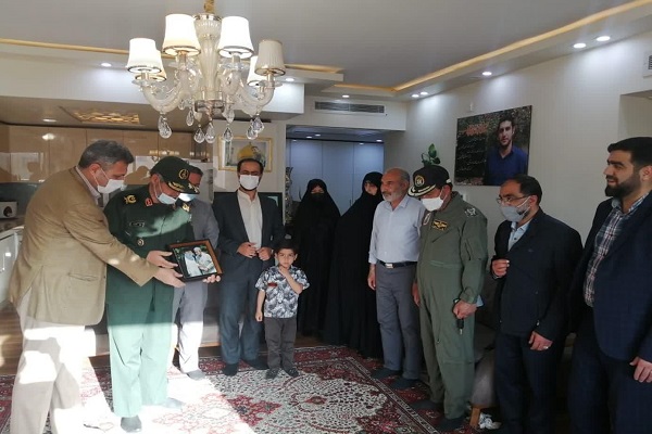 دیدار سردار غیاثی با خانواده شهید مدافع حرم کریمی دیدار سردار غیاثی با خانواده شهید مدافع حرم کریمی