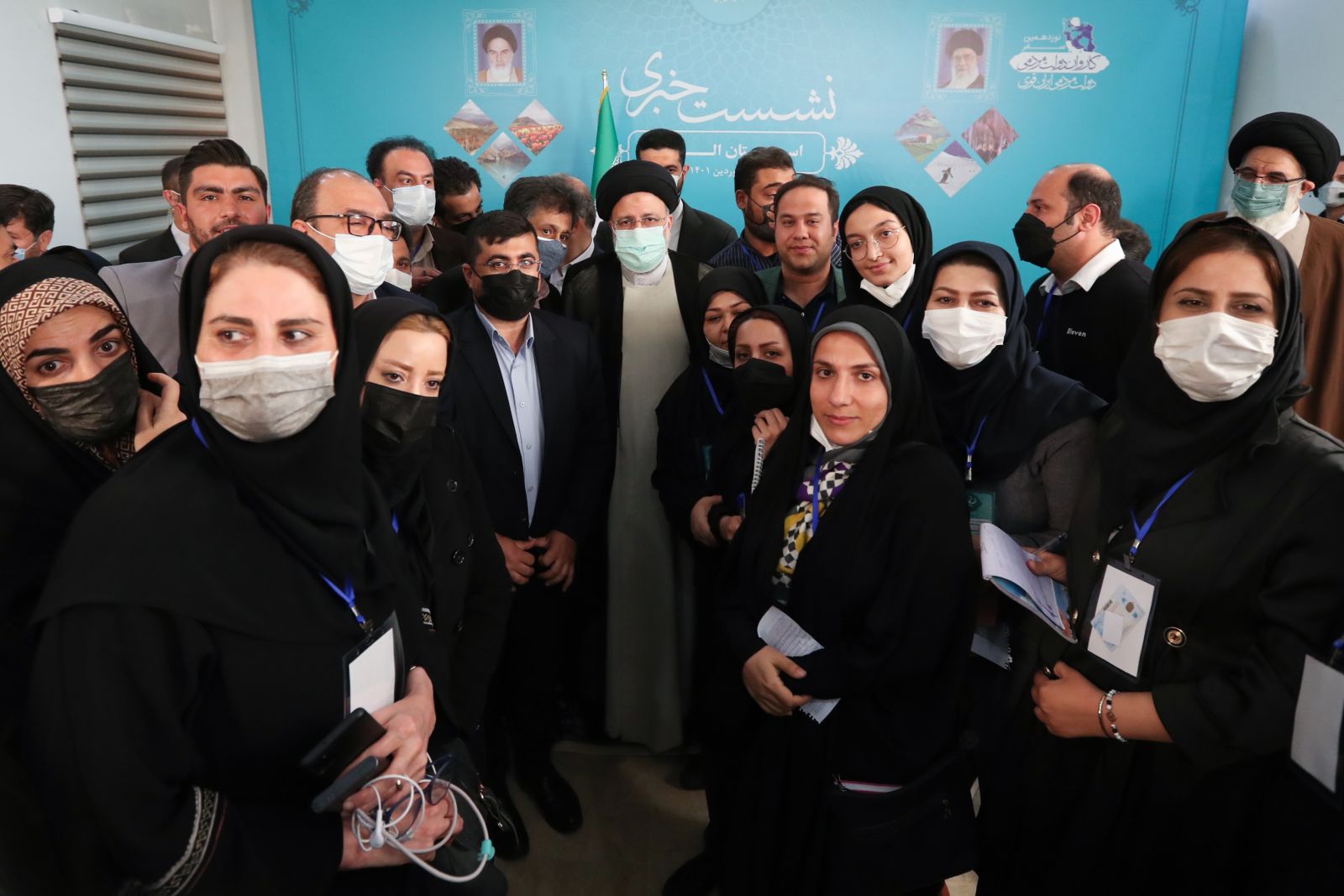 عکس یادگاری خبرنگاران با رئیس جمهور