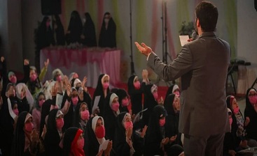 مطیعی «کارت صدآفرین» را برای دختران روزه اولی خواند +فیلم مطیعی «کارت صدآفرین» را برای دختران روزه اولی خواند +فیلم