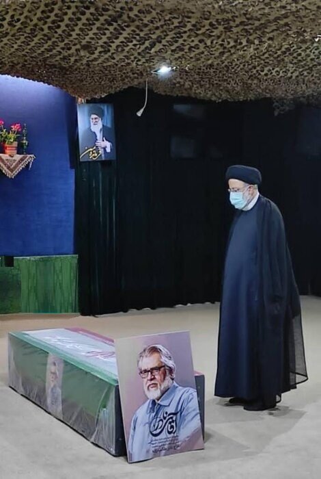 رئیس جمهور در کنار پیکر نادر طالبزاده رئیس جمهور در کنار پیکر نادر طالبزاده