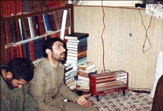 تیمم با خاک پوتین سرباز خمینی توسط پدر پنج شهید/خدایا مرا ببخش...!
