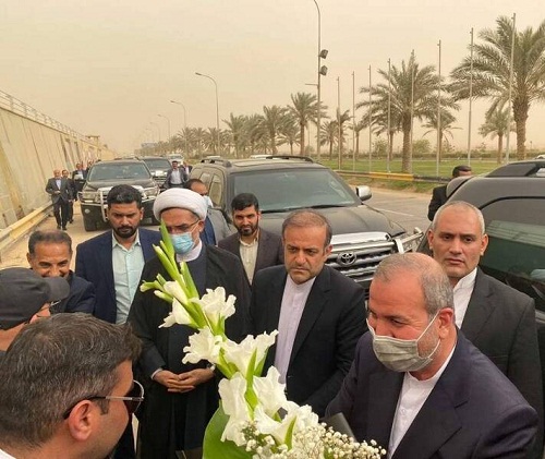 عکس/ سفیر ایران در محل شهادت حاج قاسم عکس/ سفیر ایران در محل شهادت حاج قاسم