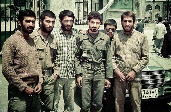 تصویری قدیمی از حاج قاسم در کنار دوستانش