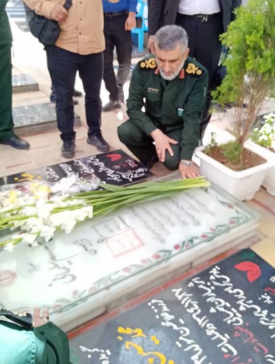 عکس/ سردار حاجی زاده بر سر مزار حاج قاسم
