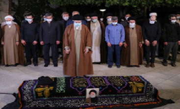 اقامه نماز میت توسط رهبر انقلاب بر پیکر آیت الله فاطمی نیا