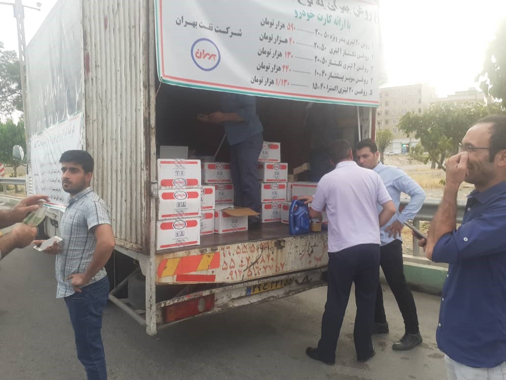 اقدام ارزشی گروه جهادی «تولید ایرانی» برای توزیع روغن میان رانندگان+تصاویر