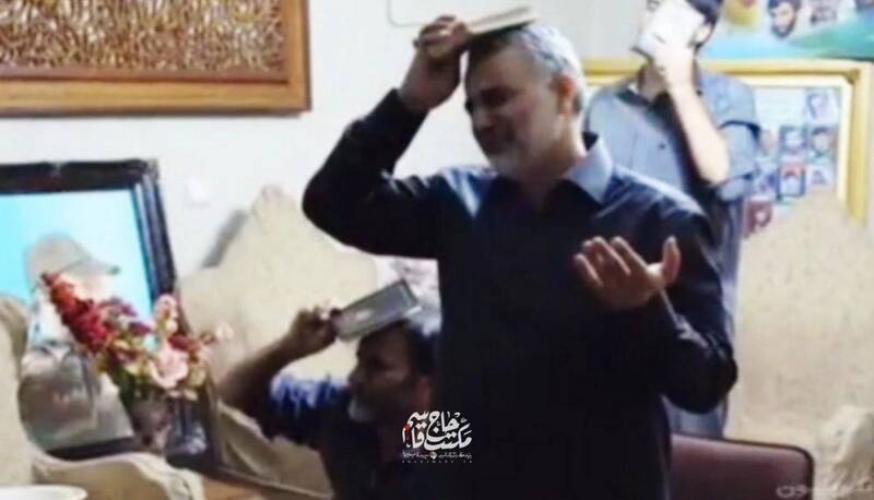 تصویری کمتر دیده شده از حاج قاسم در مراسم شب قدر