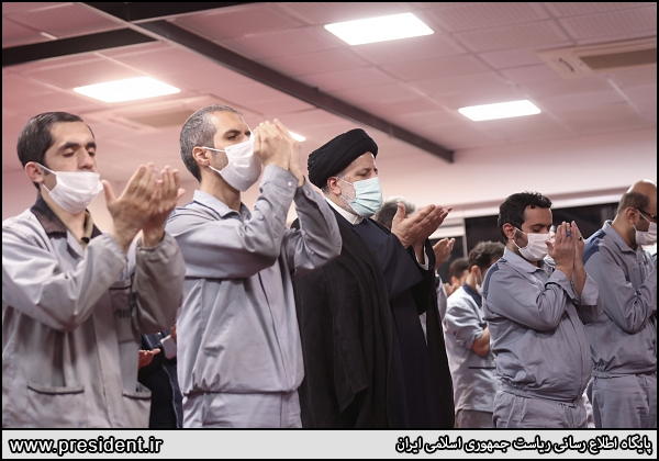 افطار رئیسی در جمع کارگران کارخانه فیروز