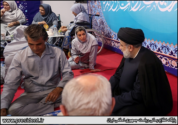 افطار رئیسی در جمع کارگران کارخانه فیروز