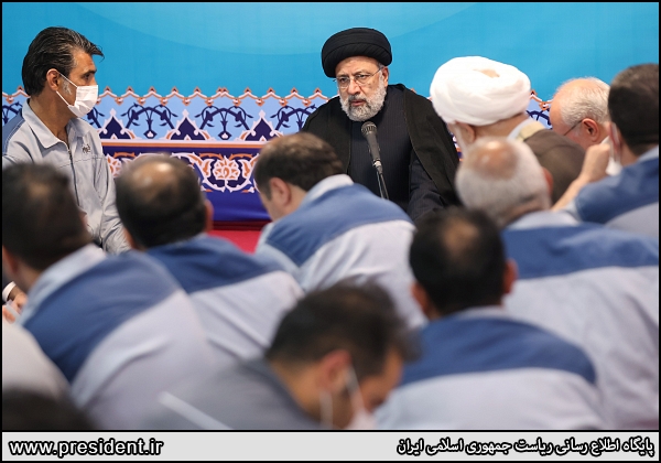 افطار رئیسی در جمع کارگران کارخانه فیروز