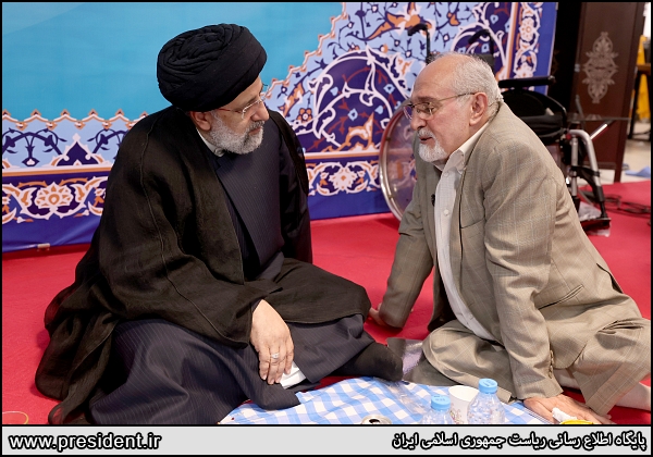 افطار رئیسی در جمع کارگران کارخانه فیروز