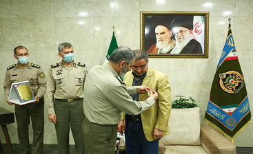 اهدای نشان فداکاری ارتش به ٧ خانواده شهید و ایثارگر ارتش