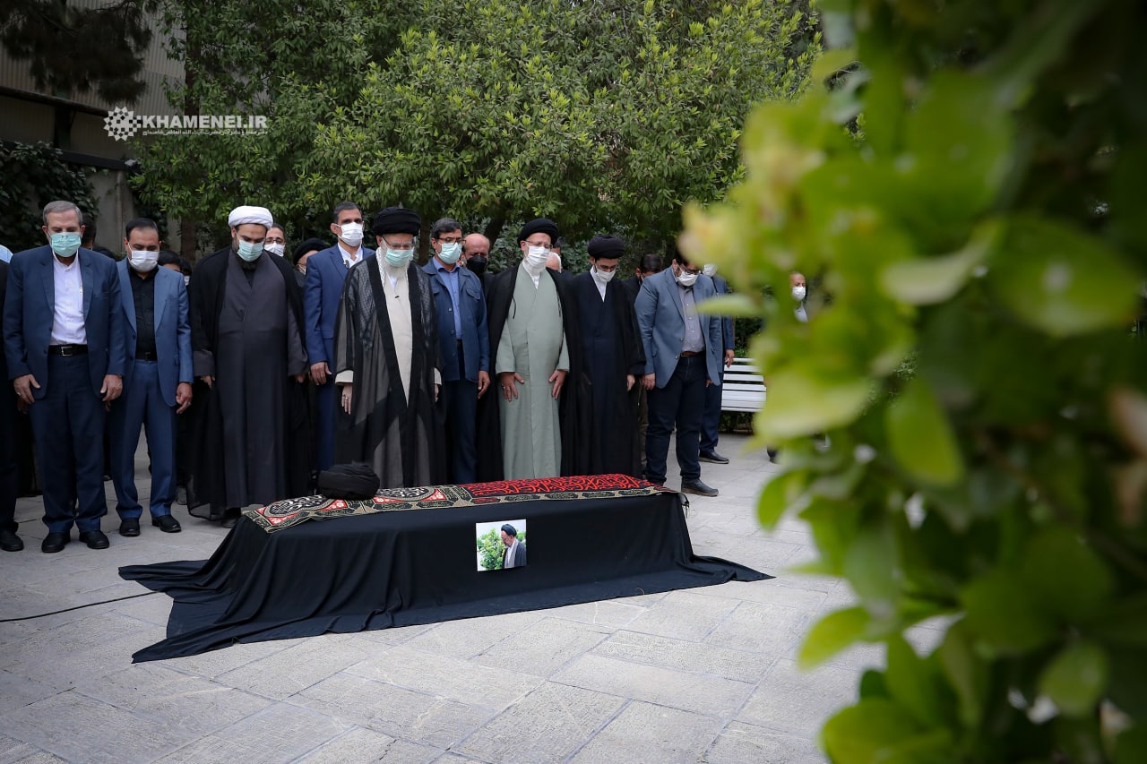 اقامه نماز رهبر انقلاب بر پیکر مرحوم دعایی/فیلم