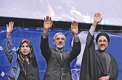 توصیه رهبر انقلاب به موسوی/ شهادت چند نفر در پی تظاهرات حامیان موسوی توصیه رهبر انقلاب به موسوی/ شهادت چند نفر در پی تظاهرات حامیان موسوی