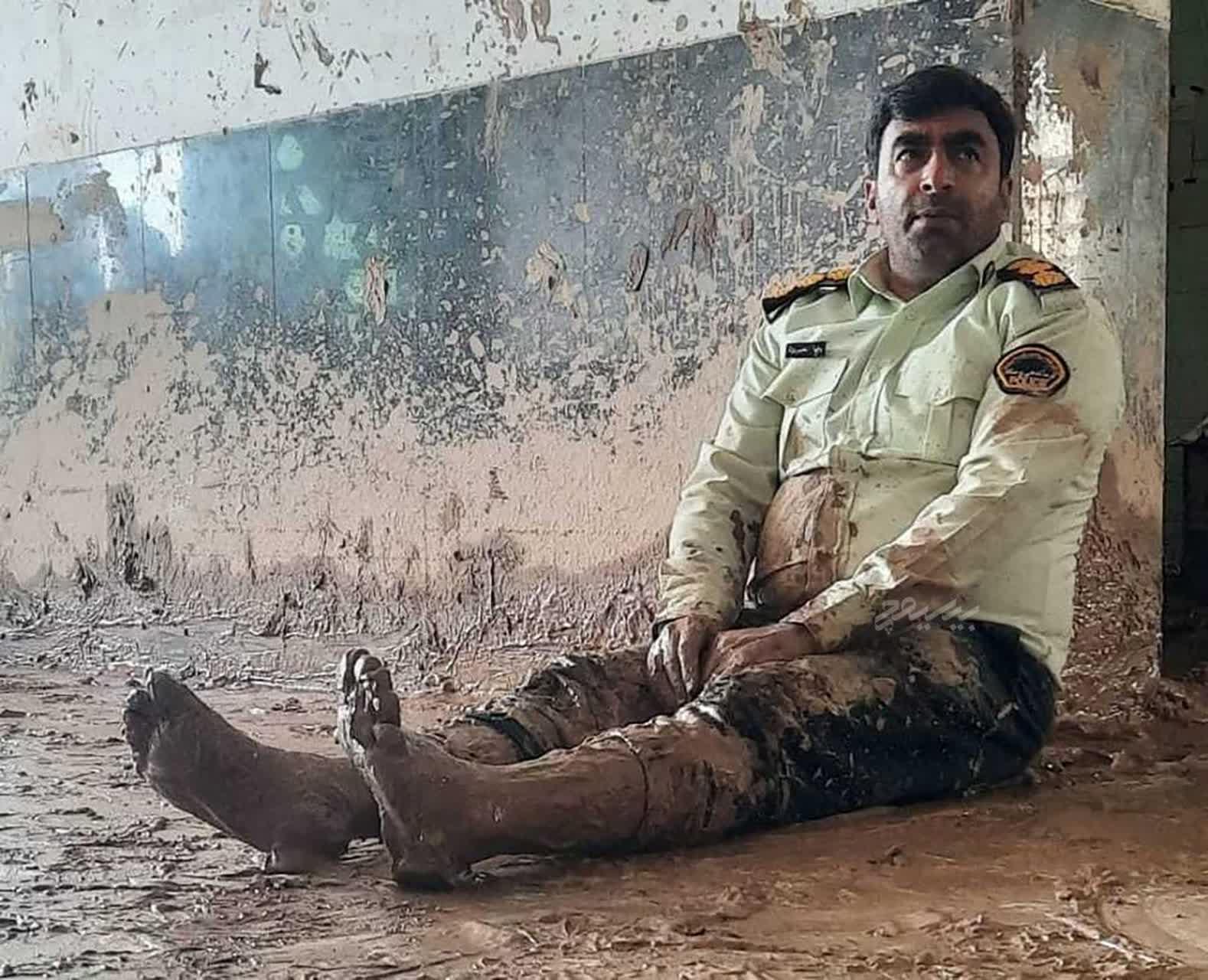 کمکرسانی فرمانده پلیس+عکس کمکرسانی فرمانده پلیس+عکس