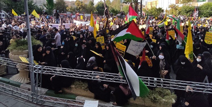 تجمع مردم تهران علیه جنایتهای رژیم صهیونیستی/نبرد با رژیم صهیونیستی ادامه دارد تجمع مردم تهران علیه جنایتهای رژیم صهیونیستی/نبرد با رژیم صهیونیستی ادامه دارد