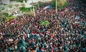 جعل پرچم ایران در تصاویر تظاهرات بغداد / مقایسه تصویر واقعی و جعلی جعل پرچم ایران در تصاویر تظاهرات بغداد / مقایسه تصویر واقعی و جعلی