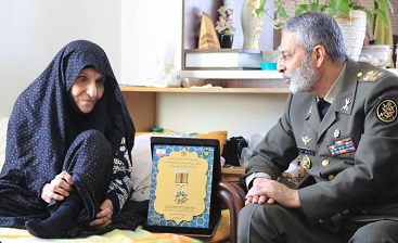 اهدای نشان فداکاری فرمانده کل ارتش به خانواده شهیدان امینی بیات اهدای نشان فداکاری فرمانده کل ارتش به خانواده شهیدان امینی بیات