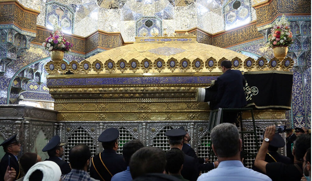 سیاهپوشی ضریح مطهر حضرت معصومه(س) در آستانه محرم/تصاویر
