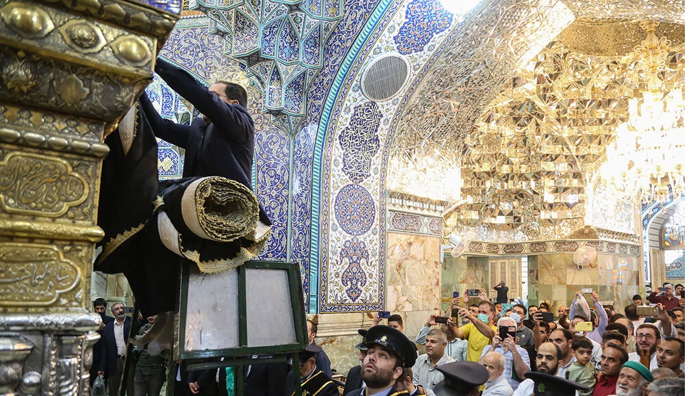 سیاهپوشی ضریح مطهر حضرت معصومه(س) در آستانه محرم/تصاویر
