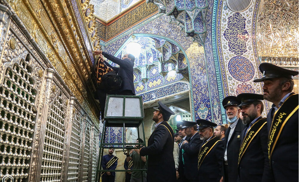 سیاهپوشی ضریح مطهر حضرت معصومه(س) در آستانه محرم/تصاویر
