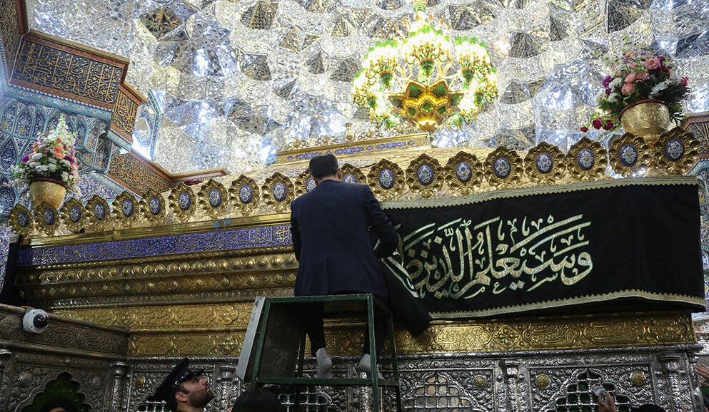 سیاهپوشی ضریح مطهر حضرت معصومه(س) در آستانه محرم/تصاویر
