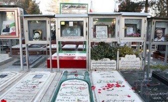 عطرافشانی مزار ۳۰ هزار شهید در تهران/ گلباران قبور شهدا در ۱۹ هزار گلزار شهید کشور