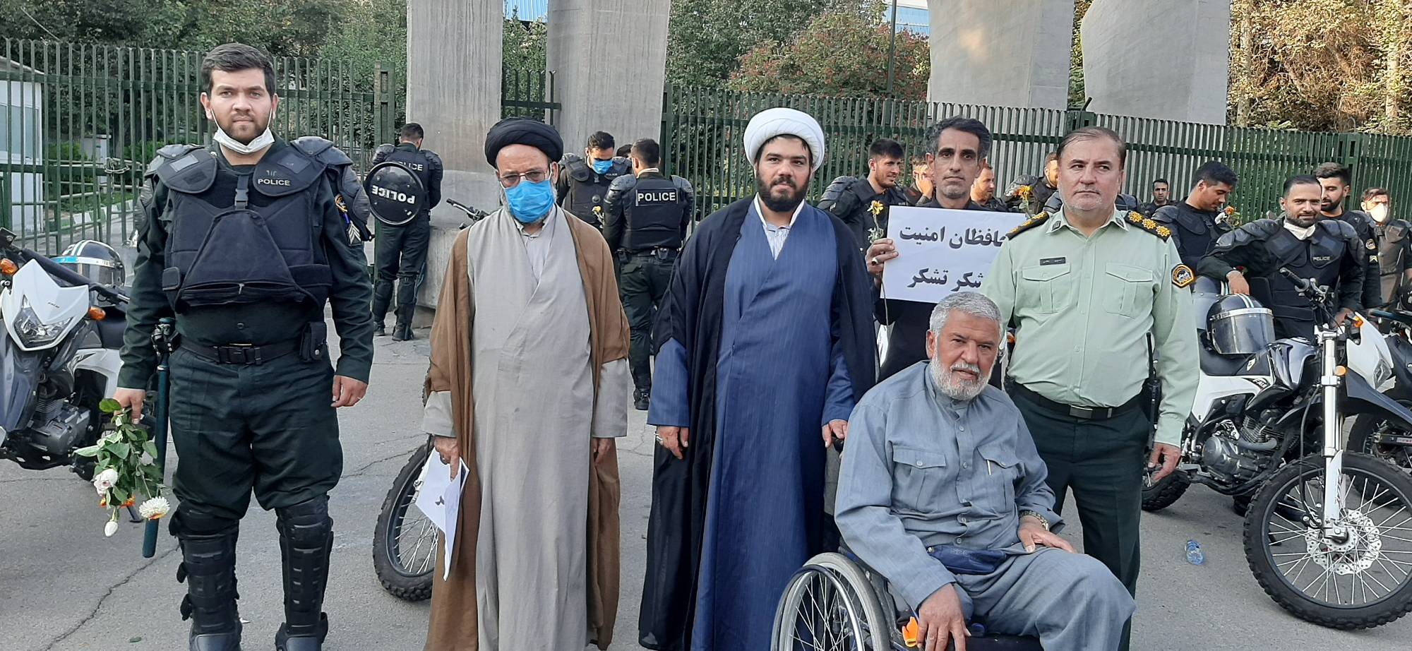 تشکر و قدردانی خانواده های شهدا و مردم تهران از حافظان امنیت/تصاویر تشکر و قدردانی خانواده های شهدا و مردم تهران از حافظان امنیت/تصاویر