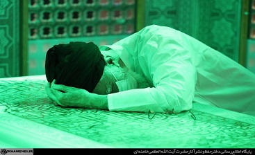 از کودکی خادم این تبار محترمیم/حضور رهبر انقلاب در حرم امام رضا(ع)+فیلم