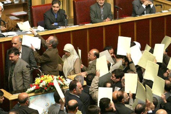 موضع مرعوبانه نمایندگان اصلاح طلب مجلس ششم/ تسلیم کشور به آمریکا، خواسته امضاکنندگان نامه «جام زهر»