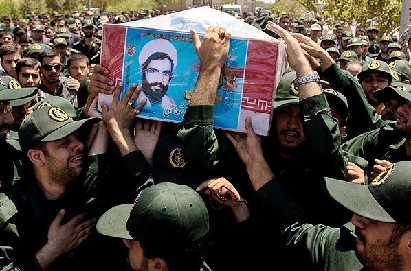 خانواده شهیدی که کفن حاج قاسم را امضا کردند/آن مرد که در باران رفت با دست‌های بسته آمد...