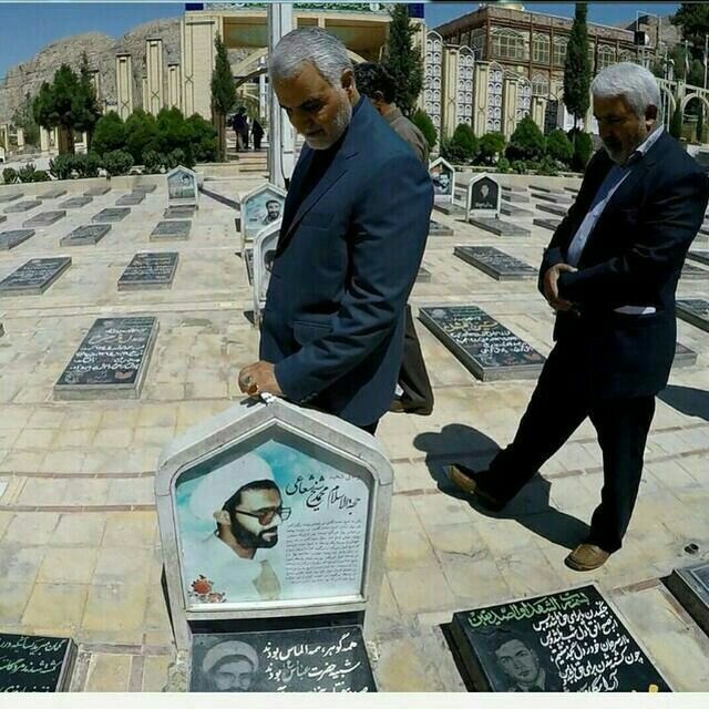 خانواده شهیدی که کفن حاج قاسم را امضا کردند/آن مرد که در باران رفت با دست‌های بسته آمد...