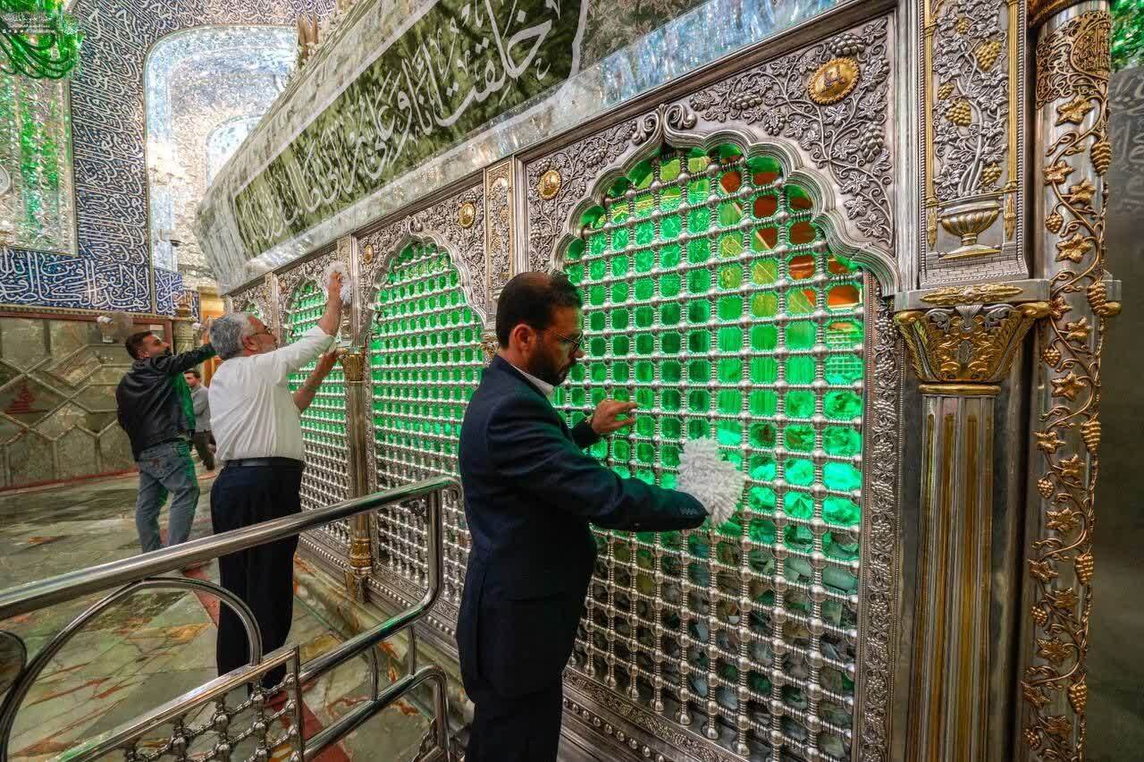 غبارروبی ضریح مطهر علوی در آستانهٔ میلاد امیرالمؤمنین (ع)