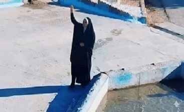 انتقامگیری اغتشاشگران از بانویی که یکتنه مقابلشان ایستاد انتقامگیری اغتشاشگران از بانویی که یکتنه مقابلشان ایستاد