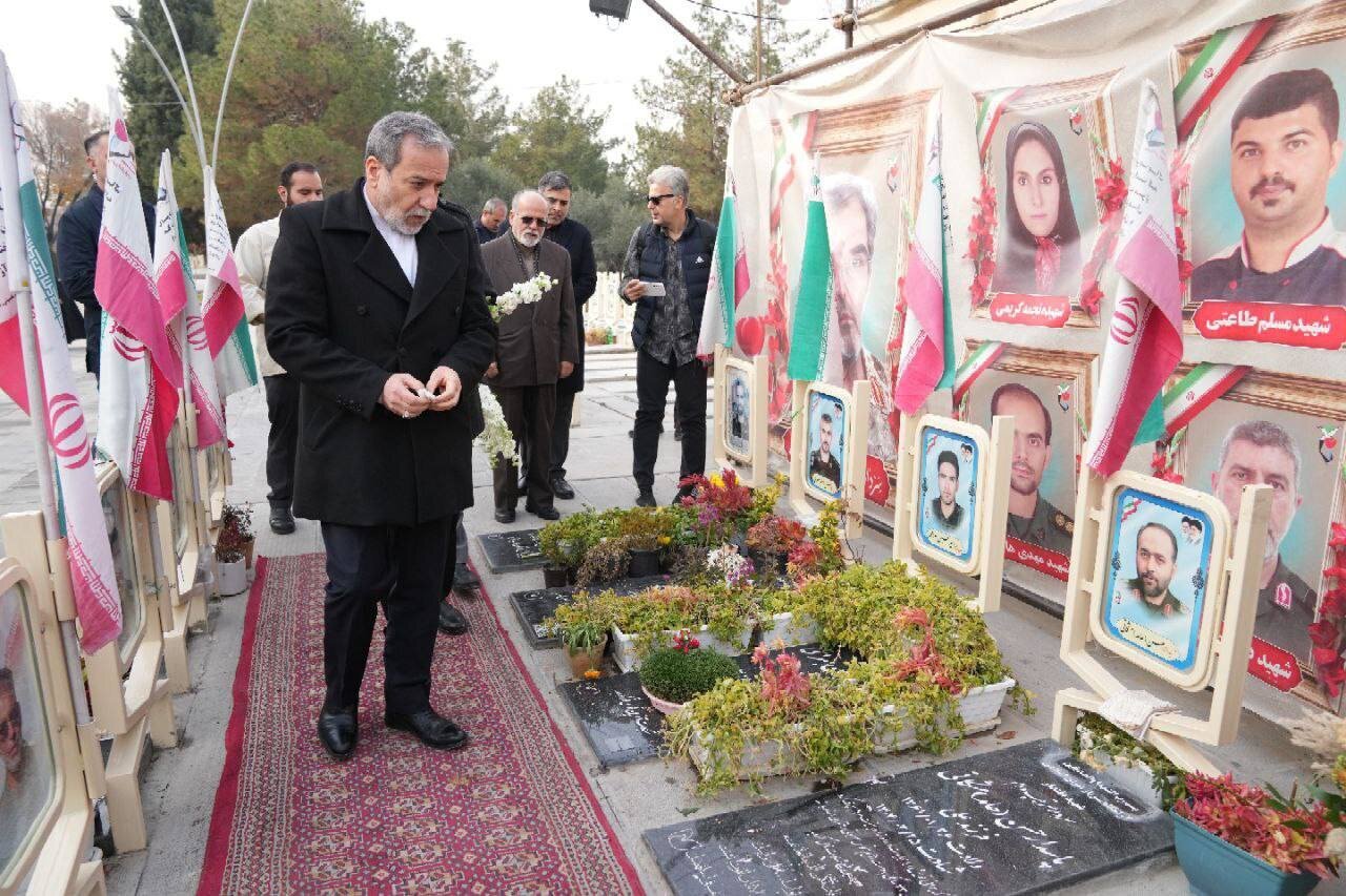 تصویری متفاوت از عراقچی روی فرش قرمز عجیب&zwnj;