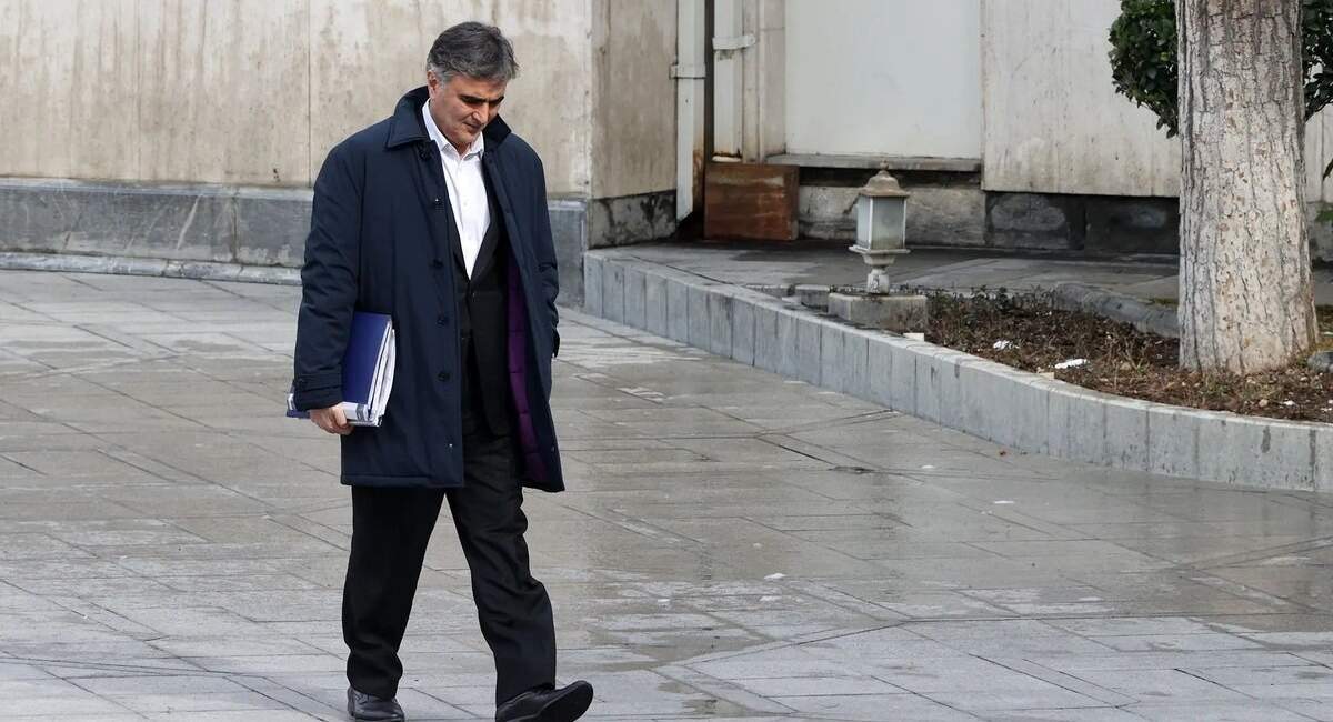 فرزین استعفا داد؟