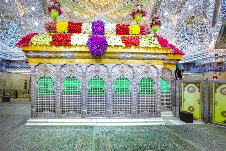 گل&zwnj;آرایی حرم امام حسین (ع) در آستانه سوم شعبان
